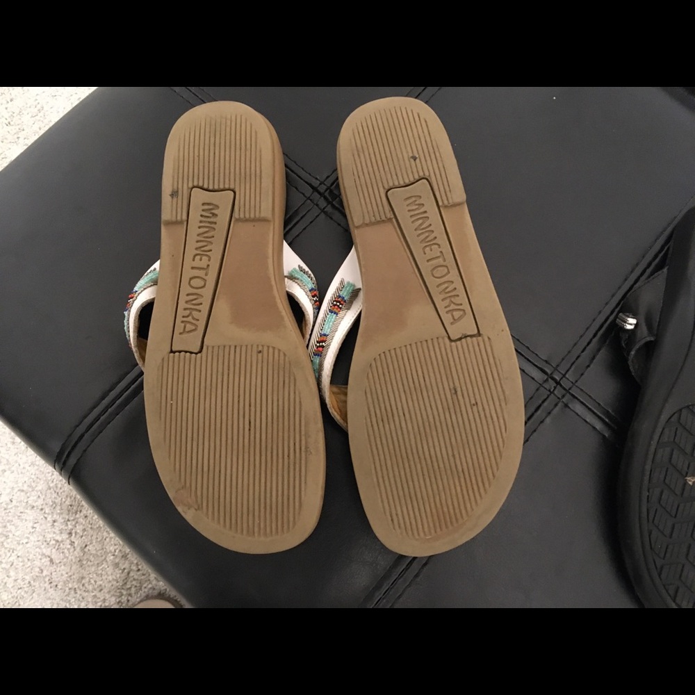 2 PR MINNETONKA SIZE 8 - Picture 4 of 8